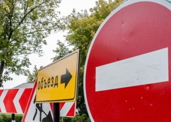 The signs forbidding movement directly and reporting about the direction of a detour