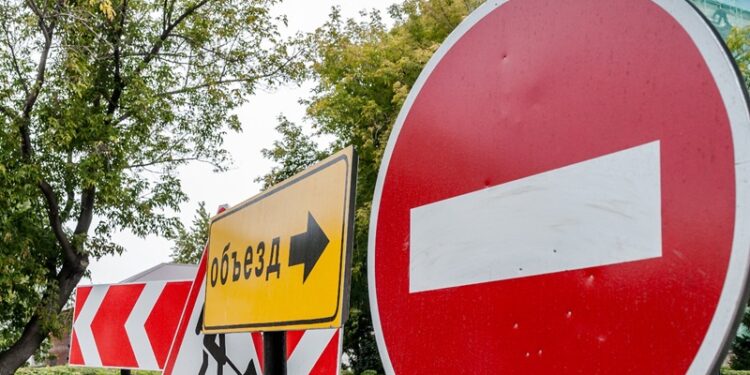 The signs forbidding movement directly and reporting about the direction of a detour